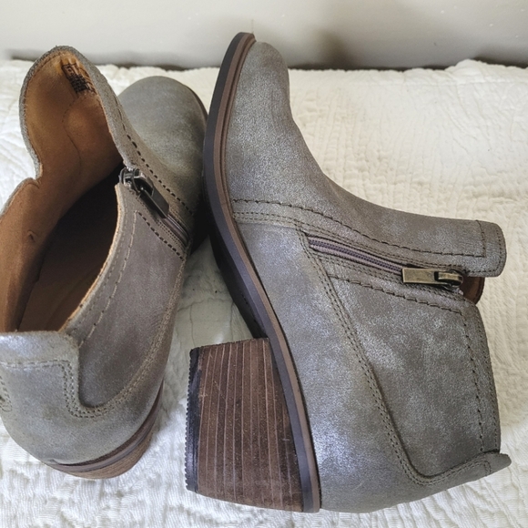 Clarks Neva Lo Metallic Taupe Leather Ankle Boots NWOB Women's Size 8.5 Fall - Picture 7 of 10